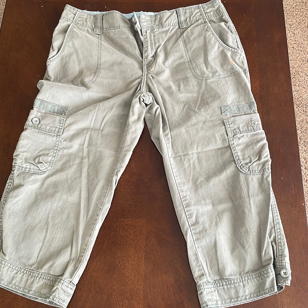 Levi’s size 6 light green capris lightly worn